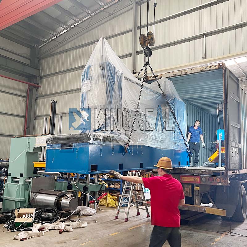 آلة فتحات الألومنيوم مشحونة إلى روسيا